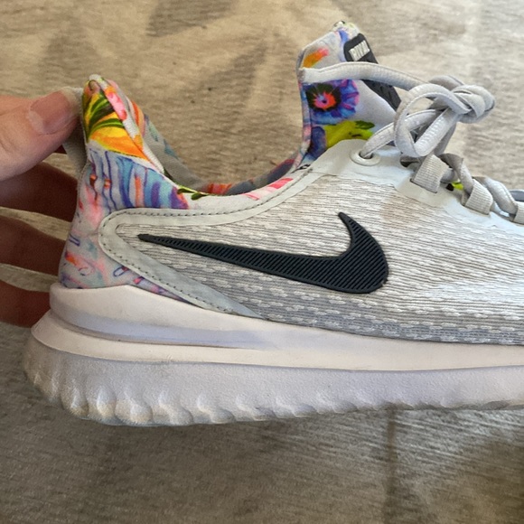 NIKE. Women’s tennis shoe. - Picture 3 of 7